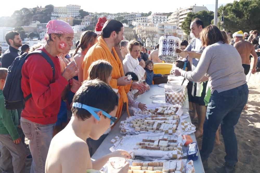 Primer bany de l'Any a Sant Feliu de Guíxols