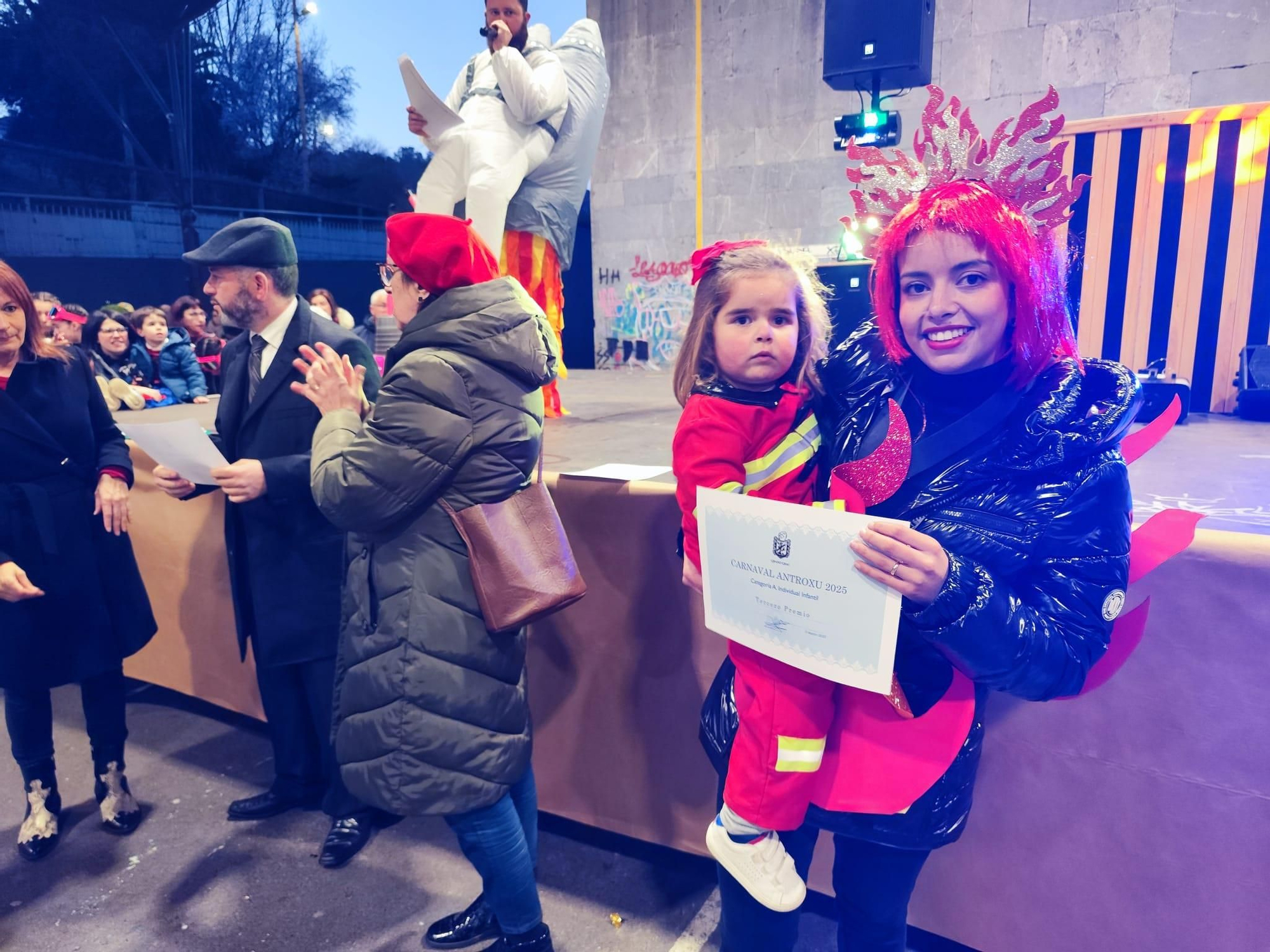 Todas las imágenes del concurso de disfraces de Grado: así fue la gran fiesta en El Frontón