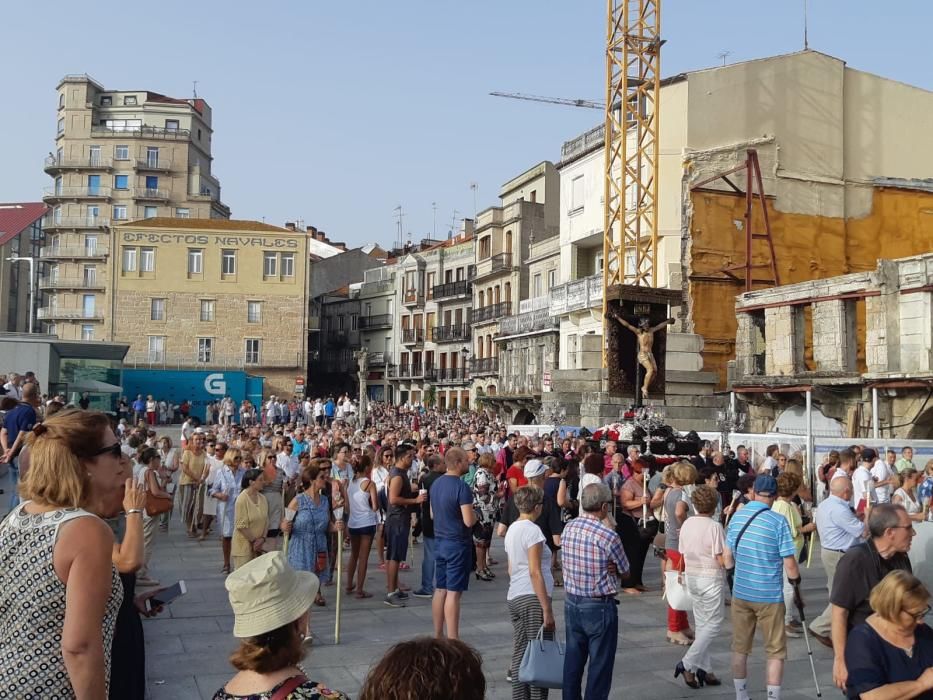 Miles de fieles acompañan a la imagen del nazareno en la tradicional procesión por el centro de la ciudad con principio y final en la Colegiata.