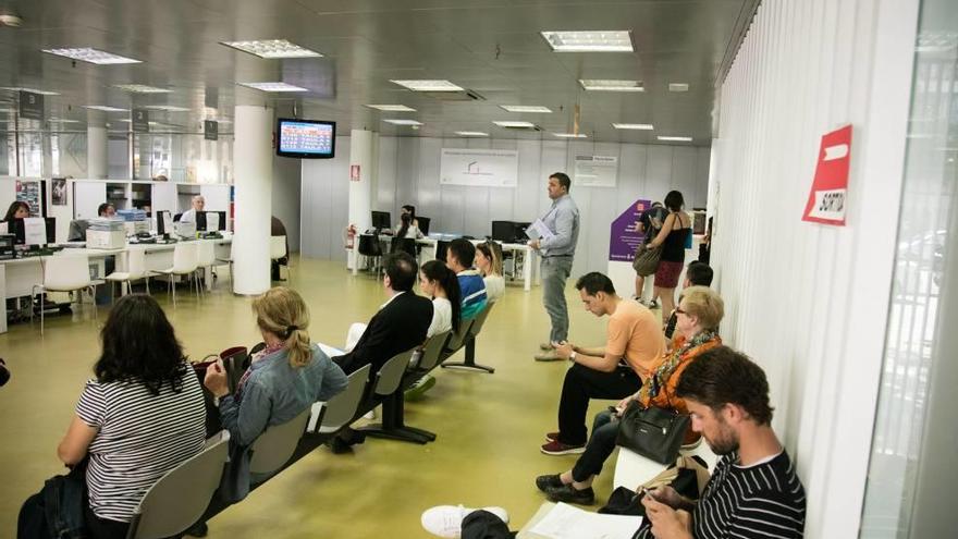 Ciudadanos esperando su turno en la oficina de atención al público de Avingudes.