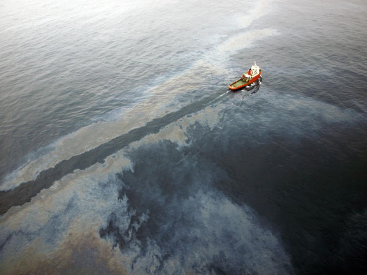 Una plataforma petrolífera causa un vessament de cru a Sant Carles de la Ràpita.
