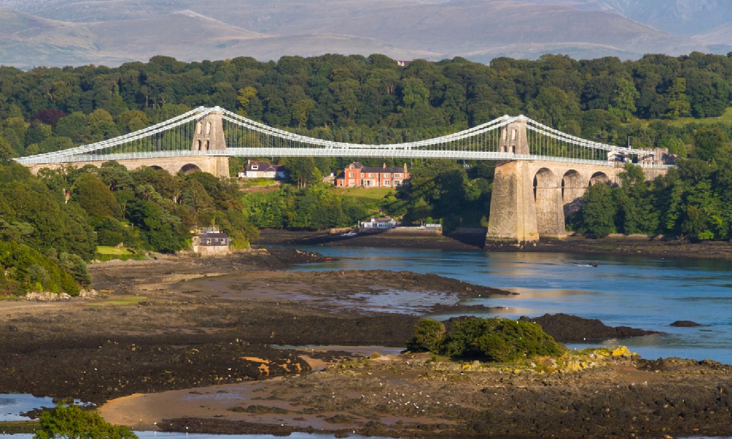 Puente colgante de Menais