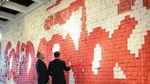 El primer ministro de Polonia Donald Tusk y el presidente de Francia Emmanuel Macron ante el Muro de la Libertad en Gdansk, donde nació el sindicato Solidaridad.