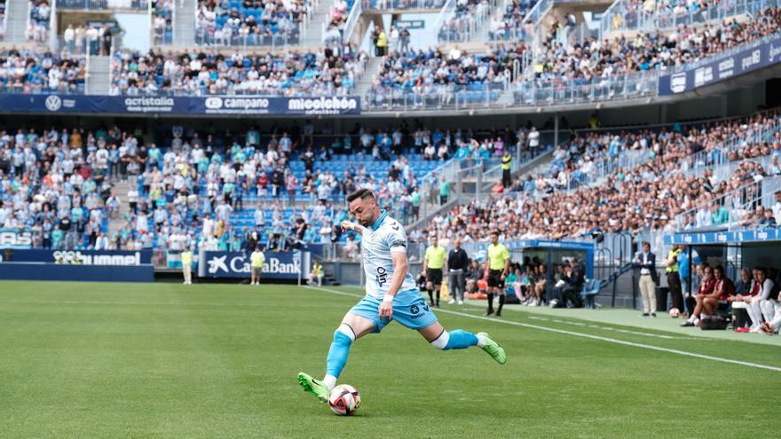 Víctor Centro pone un centro ante el Real Murcia.