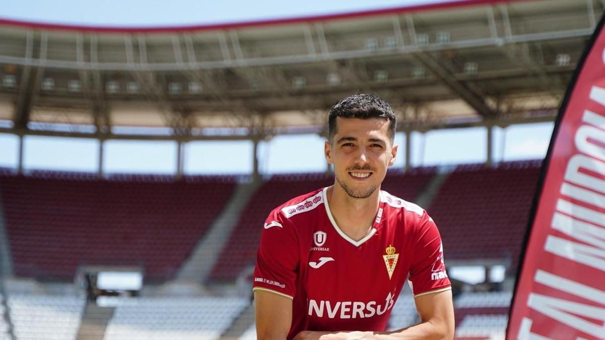 Zeka posa con la camiseta del Real Murcia