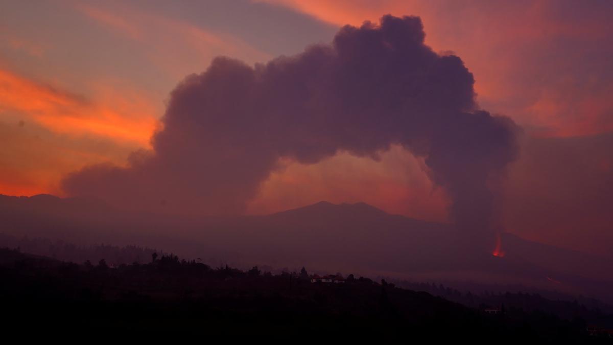 Así cayó la nueva colada del volcán de La Palma sobre las plataneras antes de llegar al mar