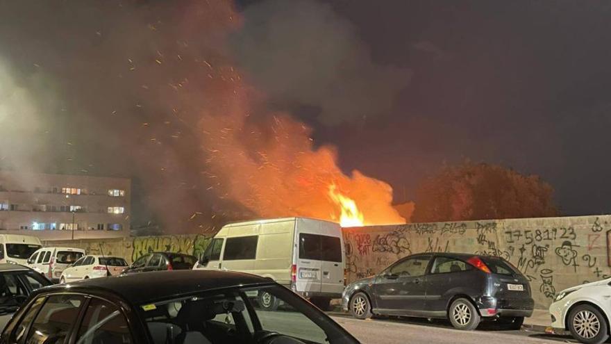 Incendio la tarde del martes en un recinto de Nou Llevant. | D.M.
