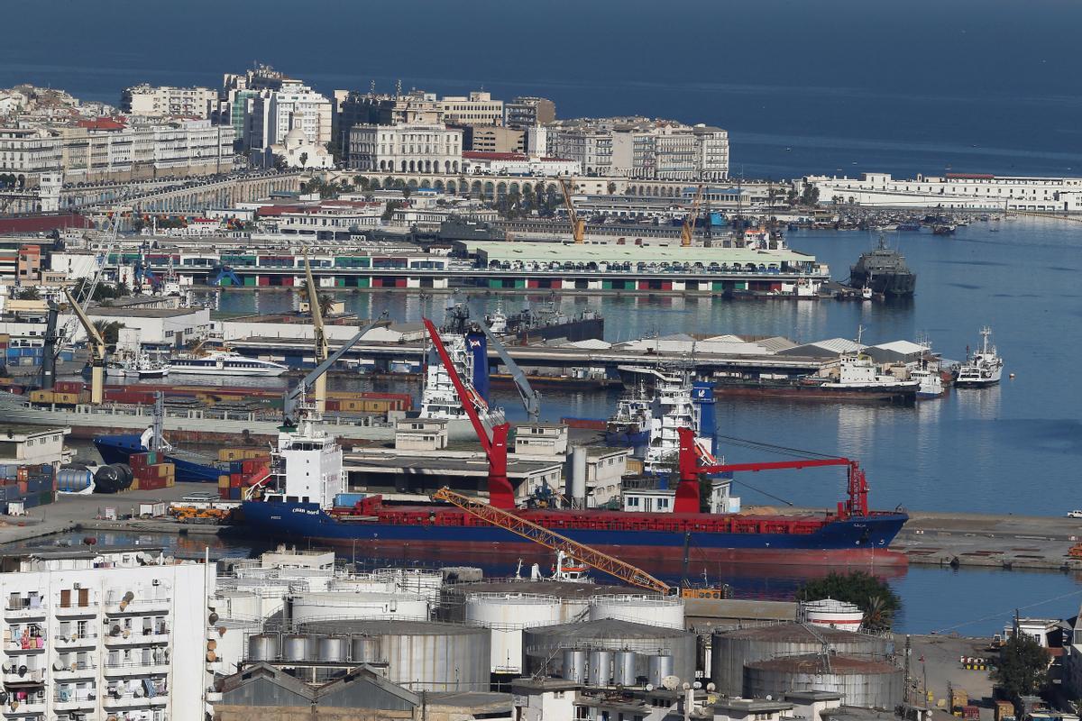 Imagen de archivo del puerto de Argel, una de las principales puertas de entrada a los productos del clúster cerámico antes del bloqueo comercial.
