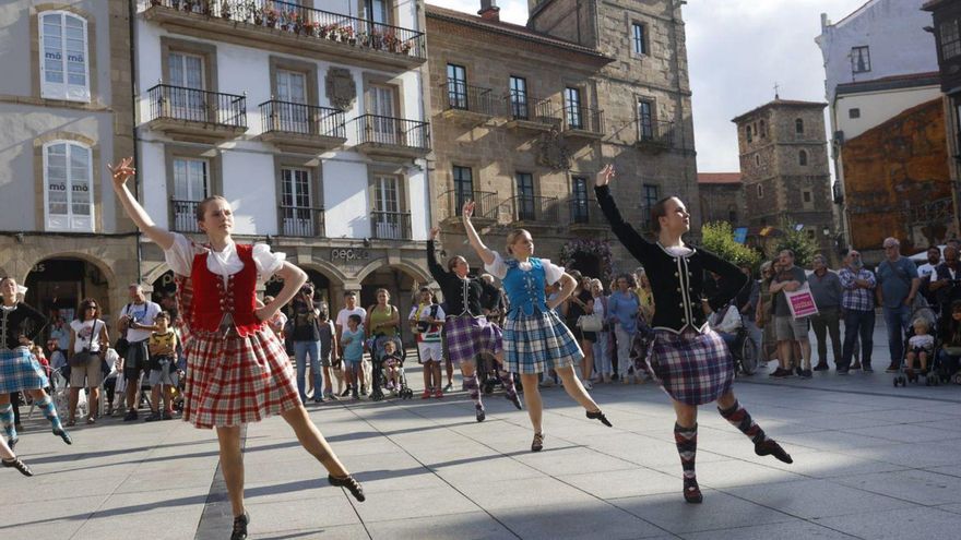 Pasacalles y actuación del grupo de baile escocés Elizabeth Gollan H. D. | MIKI LÓPEZ