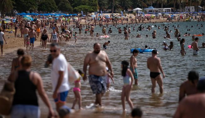 Colas para llegar a la playa de Las Teresitas