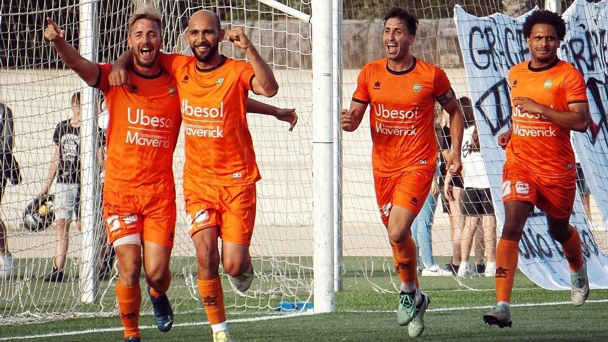 El Atzeneta celebra uno de los goles ante el Castellonense.