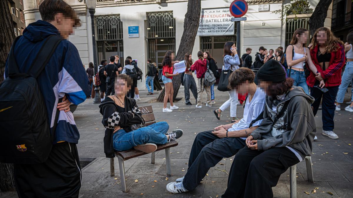 Barcelona 29-10-2022 Sociedad. Los horarios infames de los adolescentes. Adolescentes a la salida del instituto Vila de Gràcia, el viernes a las 15h. AUTOR: MANU MITRU.