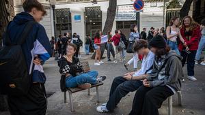 Barcelona 29-10-2022 Sociedad. Los horarios infames de los adolescentes. Adolescentes a la salida del instituto Vila de Gràcia, el viernes a las 15h. AUTOR: MANU MITRU.