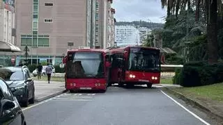 Chocan dos autobuses de la Compañía de Tranvías en las Pajaritas, en A Coruña