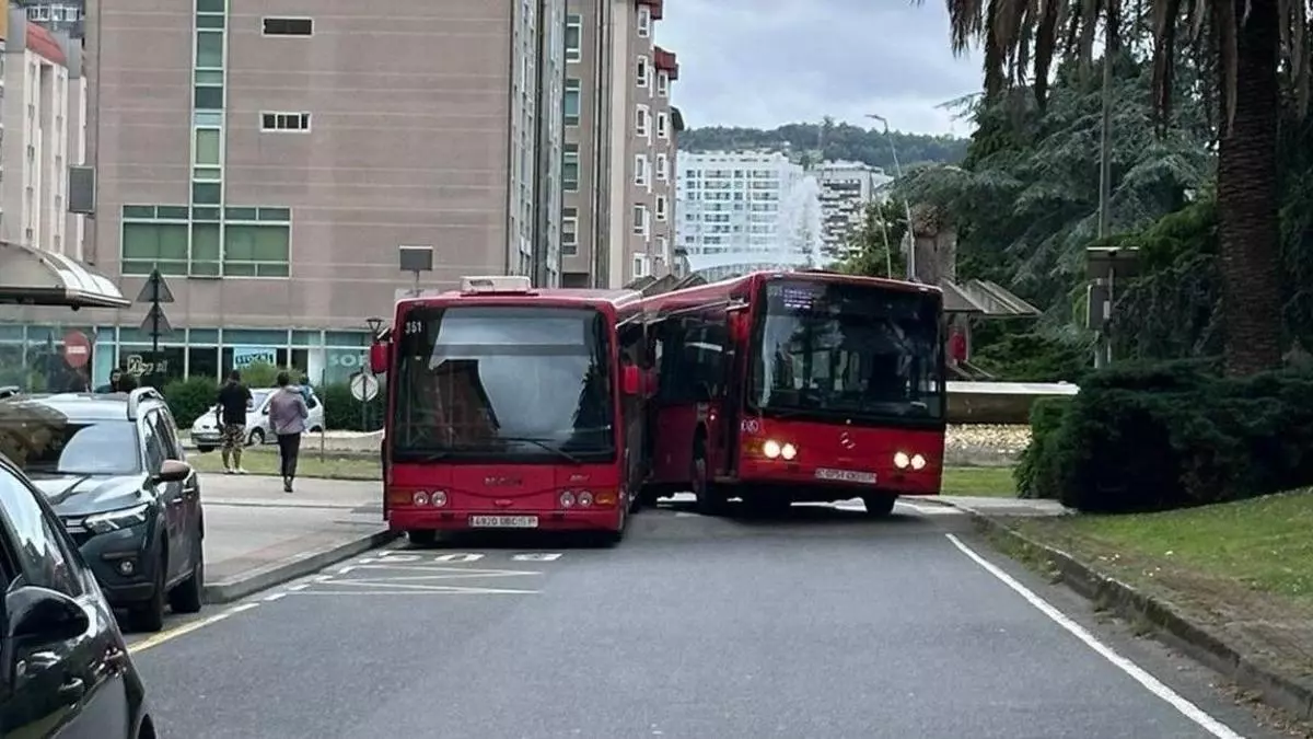Chocan dos autobuses de la Compañía de Tranvías en las Pajaritas, en A Coruña