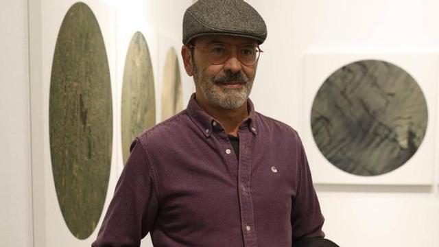 Elías García Fuentes, ayer, junto a sus obras.