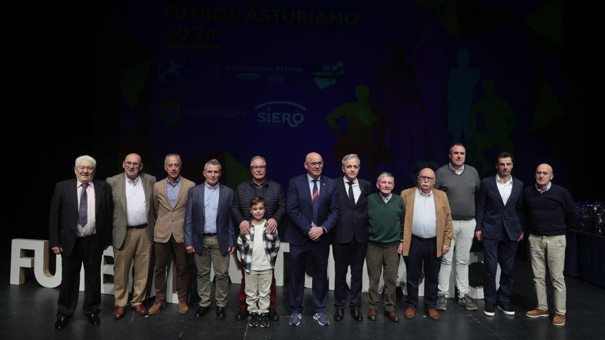 El fútbol asturiano reúne en Pola de Siero a más de 400 personas en su gala anual