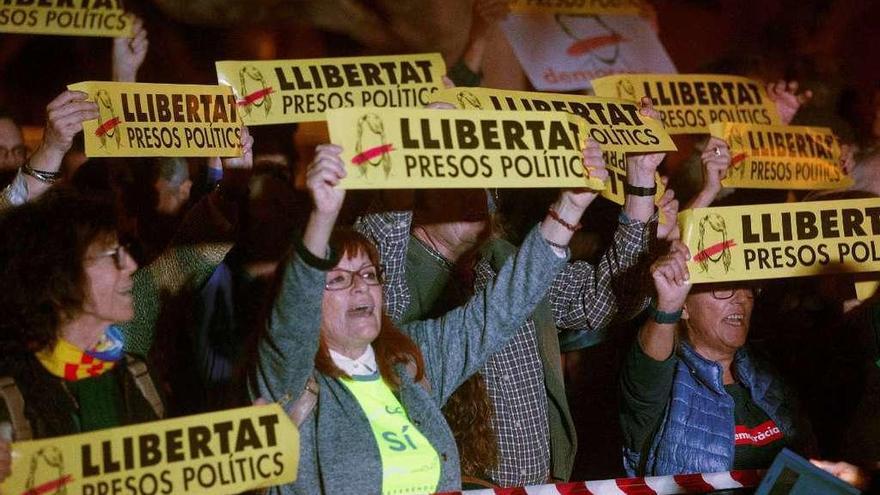 Personas concentradas ayer frente al Parlament para pedir la libertad de los encarcelados. // Efe