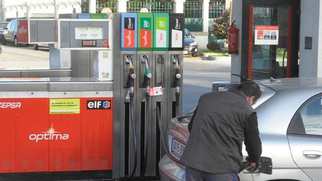 Repostaje en una gasolinera de A Coruña. / V.Echave