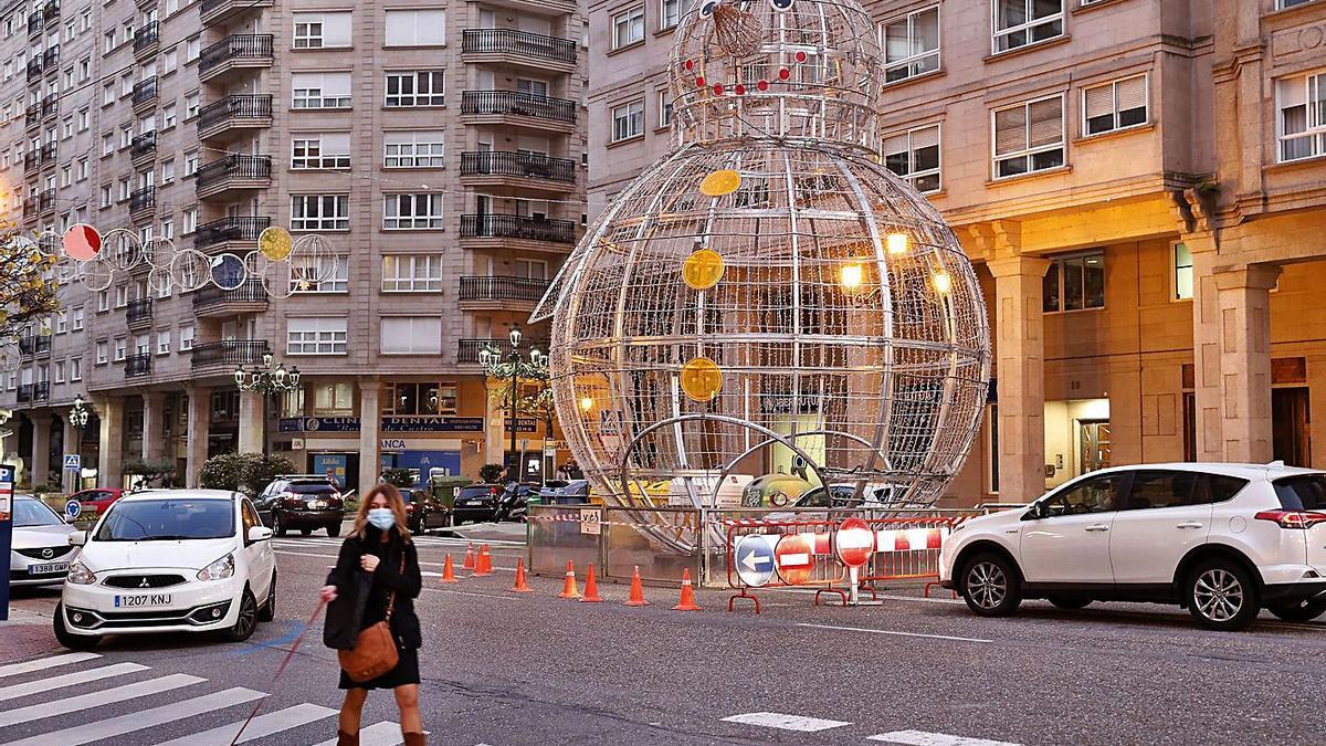 El muñeco de nieve gigante, ya instalado, repite ubicación en la calle Rosalía de Castro.