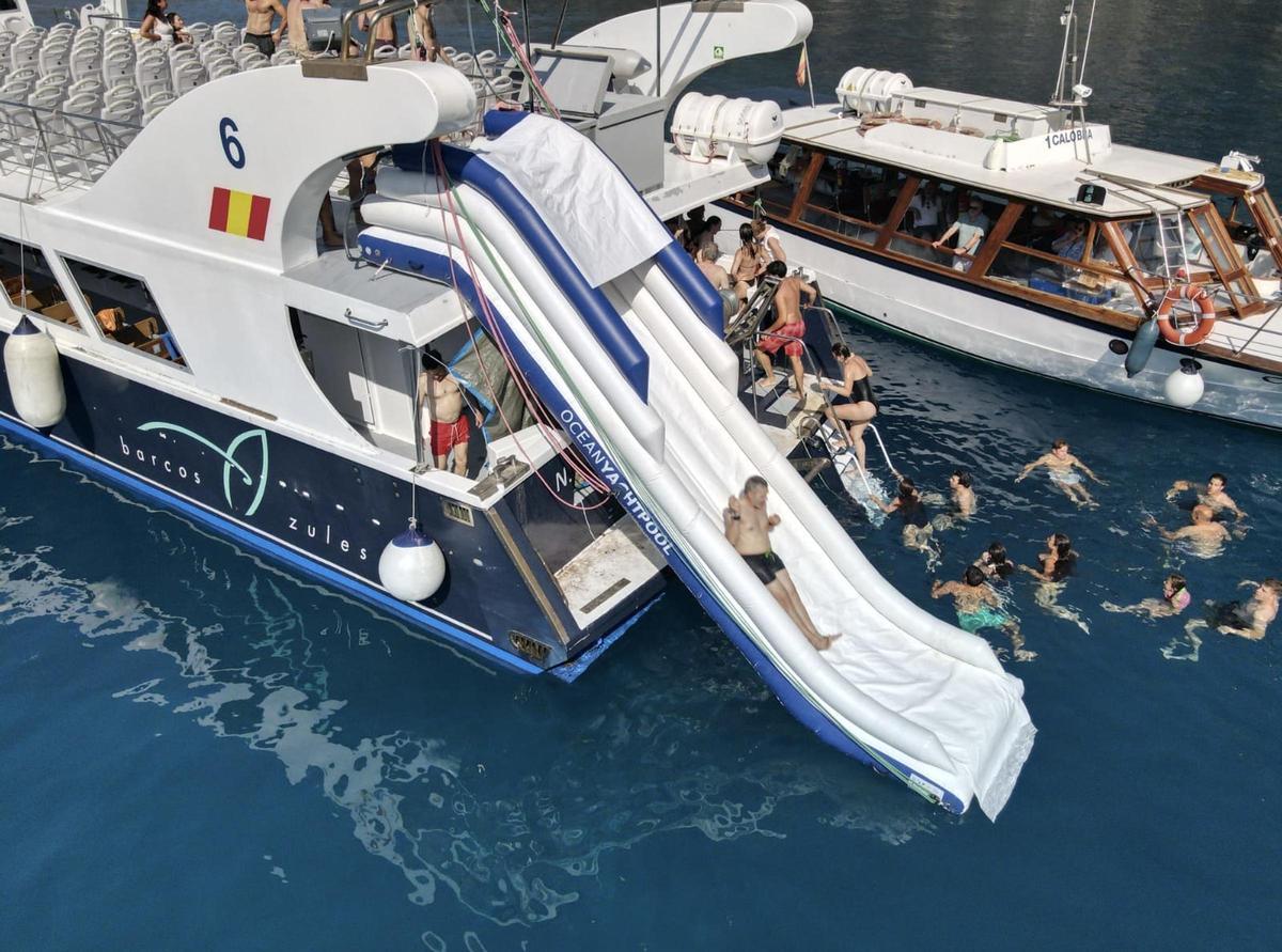 El baño en aguas cristalinas es uno de los momentos más esperados durante las excursiones en barco.