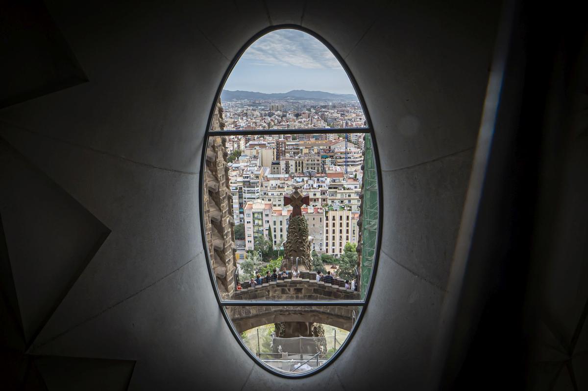 Dos colosales figuras de mármol griego de Thasos, el más blanco del mundo, aguardan a los pies del templo de la Sagrada Família para ser alzadas en octubre a la cima de las torres dedicadas a los evangelistas Juan y Mateo, la primera, como marca la tradición cristiana, un águila, y la segunda, con un esculpido que a veces confunde incluso a los más creyentes, con el aspecto de un hombre alado, sin que eso sea exactamente un ángel.