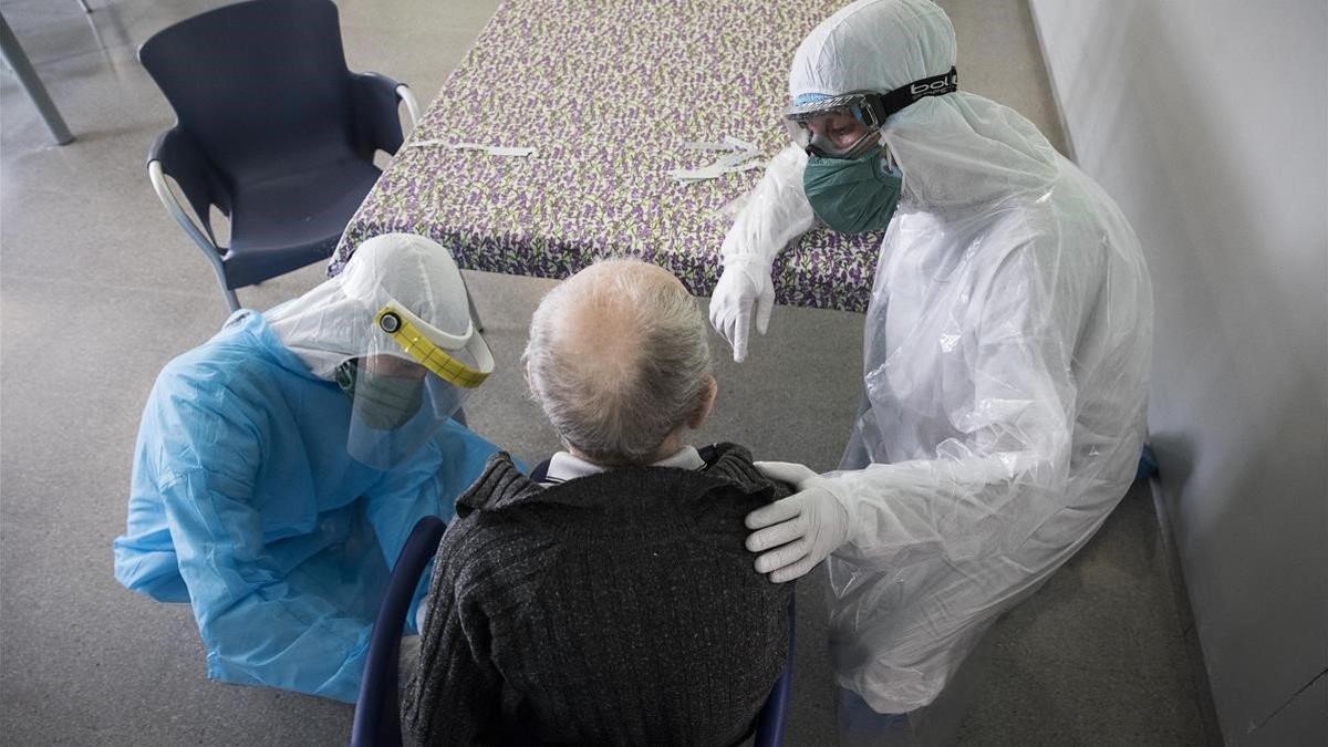 Traslado de pacientes infectados de covid-19 en una residencia geriátrica de Barcelona, el 17 de abril del 2020