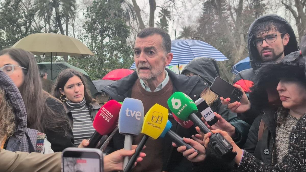 El coordinador federal de Izquierda Unida acude a la Plaza de España para mostrar su apoyo a los agricultores que participan en la tractorada de Sevilla por el tratado con Mercosur