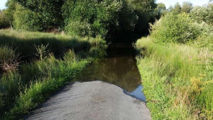 Tramo de la pista de O Portancho, inundada en los últimos días.