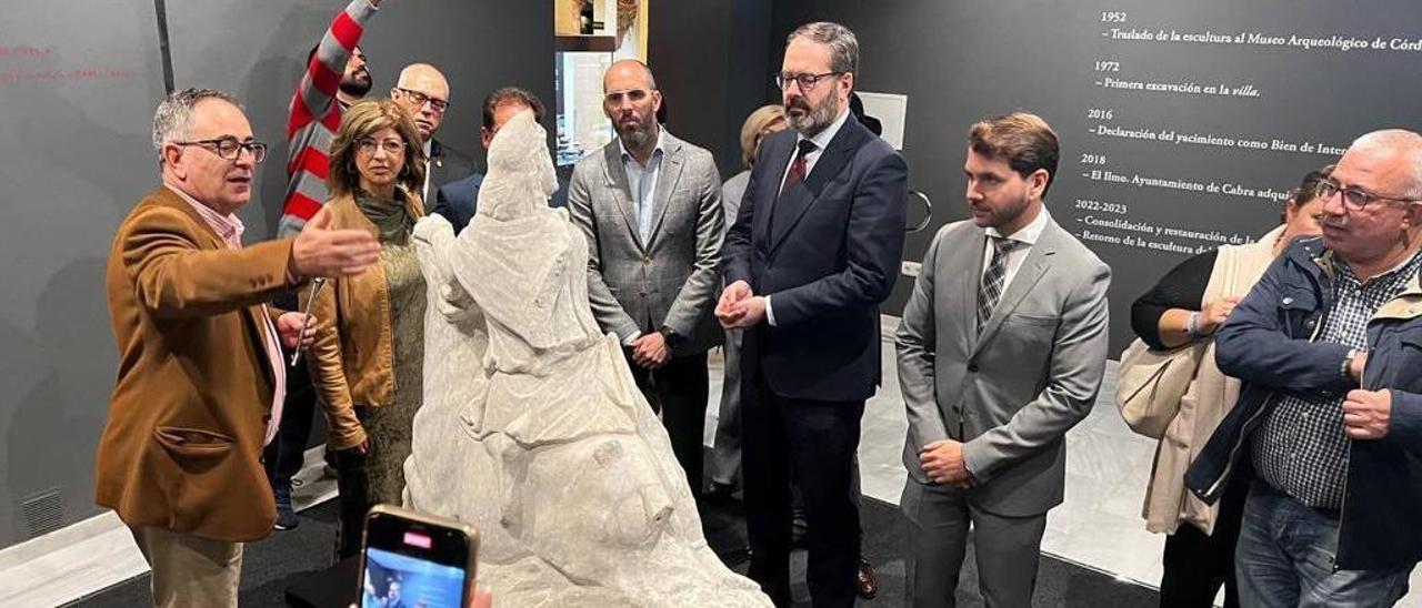 Autoridades y visitantes contemplan la escultura del Mitra en la exposición.