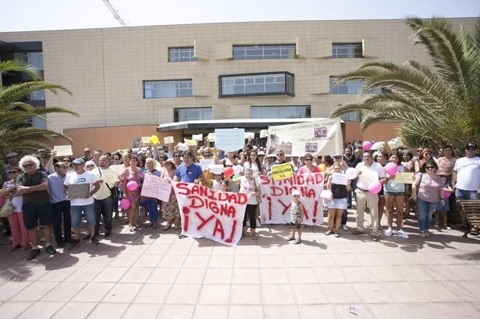 Concentración frente a las puertas del Hospital General de Fuerteventura