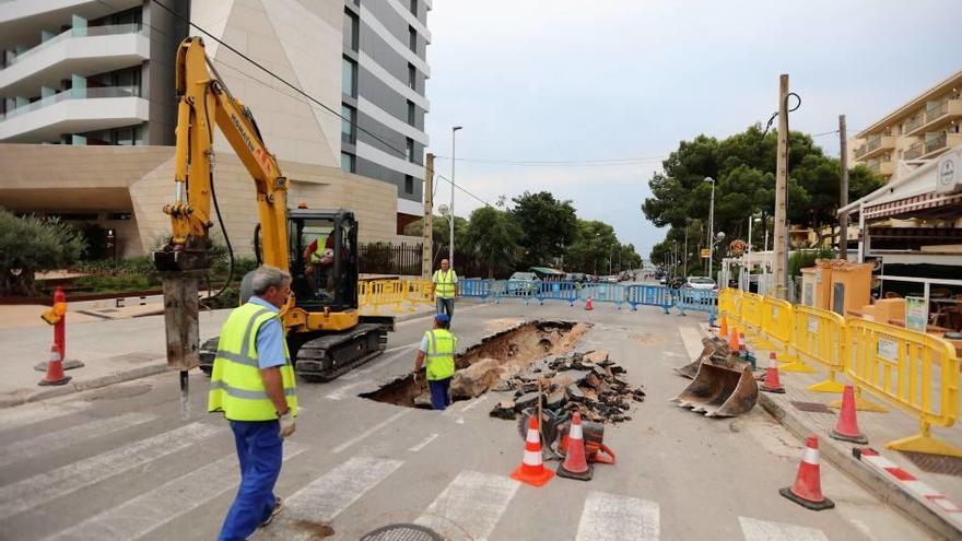 Una fuga de agua obliga a cortar el tráfico en s&#039;Arenal