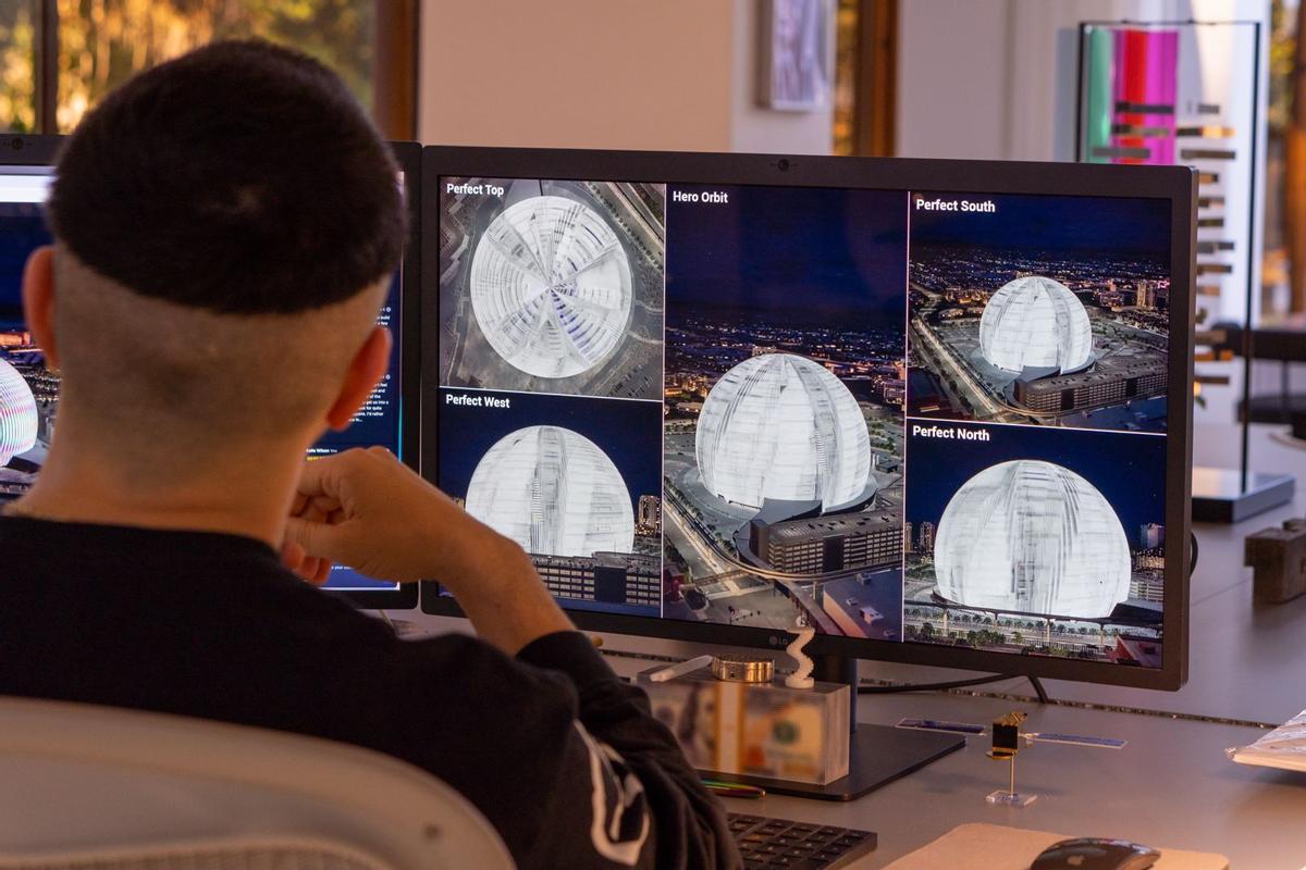 Felipe Pantone durante la producción de la obra visual para The Sphere.