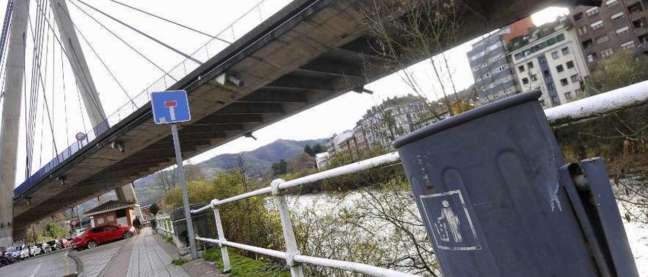 Una papelera colocada en el paseo de los Llerones.