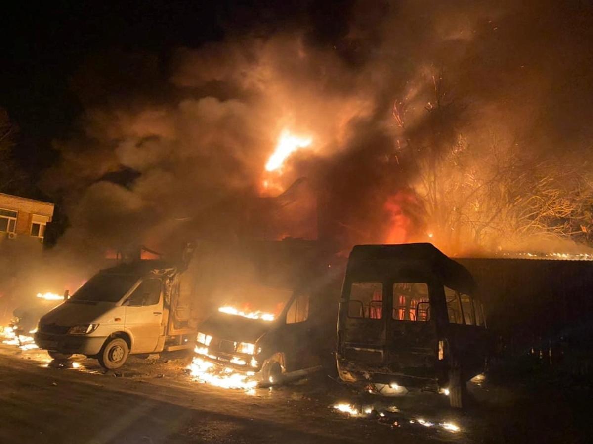 Se ven automóviles y edificios en llamas después de los bombardeos, mientras continúa la invasión rusa de Ucrania, en Mykolaiv, Ucrania.