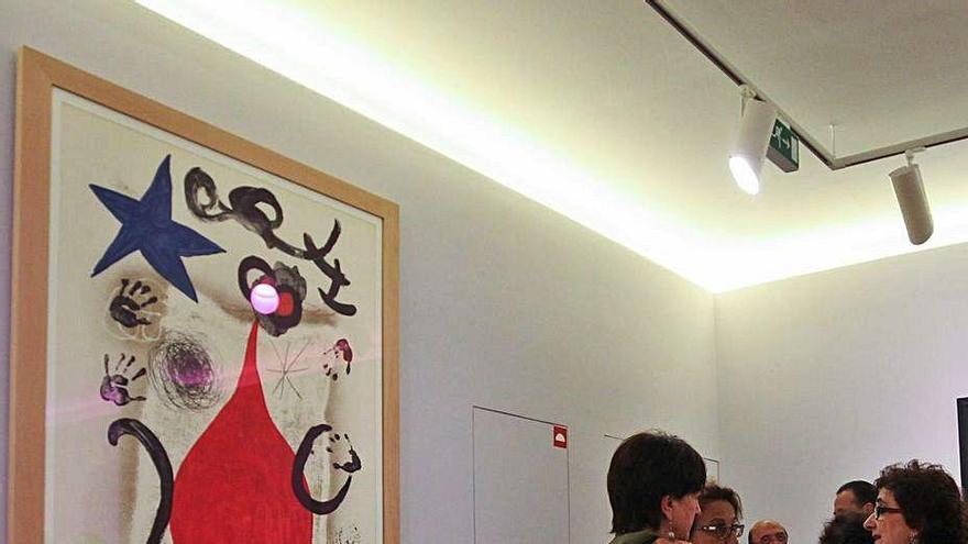 Visitantes ante la obra &quot;La Grande Écaillère&quot;, de Joan Miró, procedente de la Colección Masaveu y que se expuso en 2018 en el Bellas Artes.