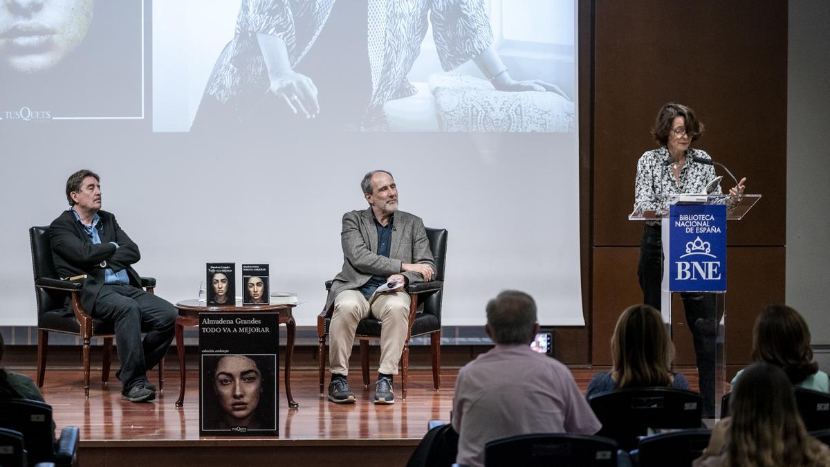 Luis García Montero y Juan Cerezo, escuchan la lectura de un fragmento de la novela de la actriz Aitana Sánchez Gijón.