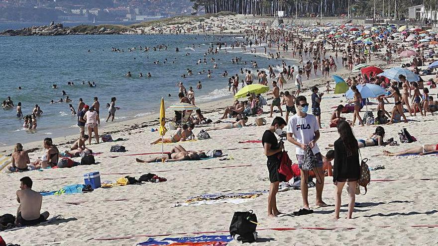 Miles de bañistas se decidieron por el arenal de Samil.