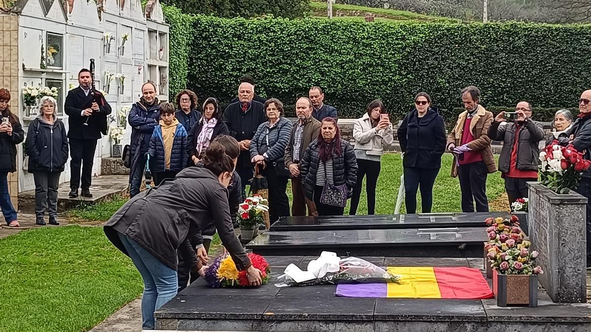 Un momento de la ofrenda floral en Cayés (Llanera)