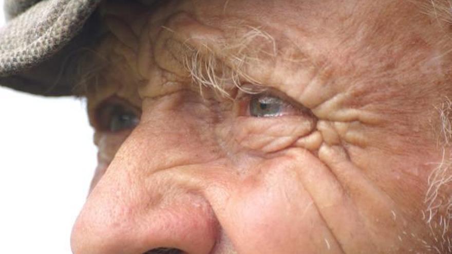 La mitad de los mayores de 65 años sufre discapacidad visual debido a las cataratas.