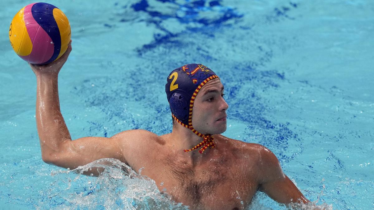 Alberto Munárriz durante un partido de la selección española de waterpolo en los Juegos Olímpicos de Tokio.