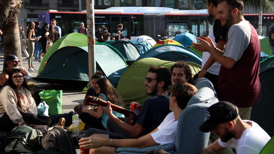 Un grup d&#039;acampats a la plaça