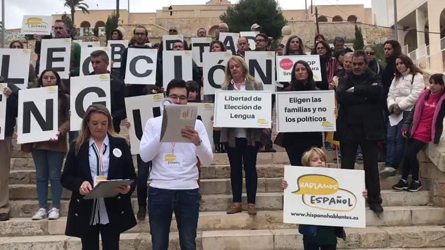 la Asociación Hablamos Español protesta contra la Ley de Plurilingüismo en Alicante