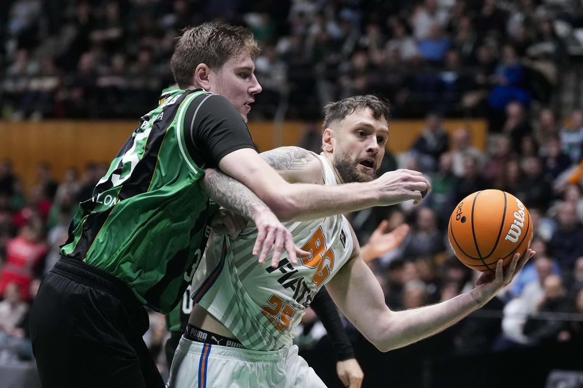 Simon Birgander i Nikola Maric pugnen per una pilota en el partit entre el Joventut i el Bàsquet Girona