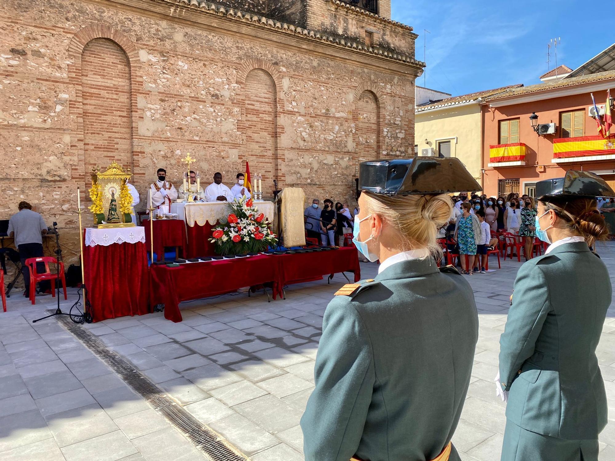 Dos mujeres guardias civiles miran el acto.