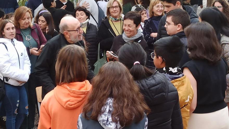 Marc Granell i la professora Carmela Alfaro, envoltats d’alumnat.