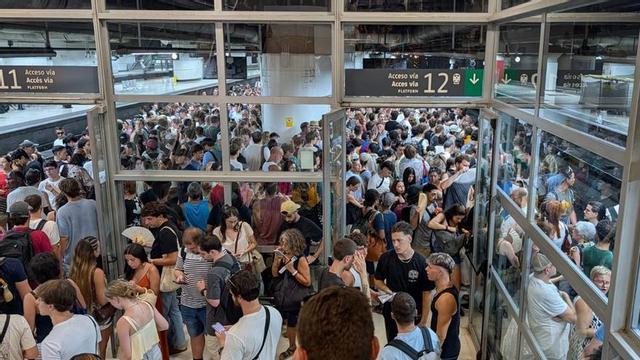 Col·lapse a l’estació de Sants, a Barcelona, dimecres passat. | PAU LIZANA