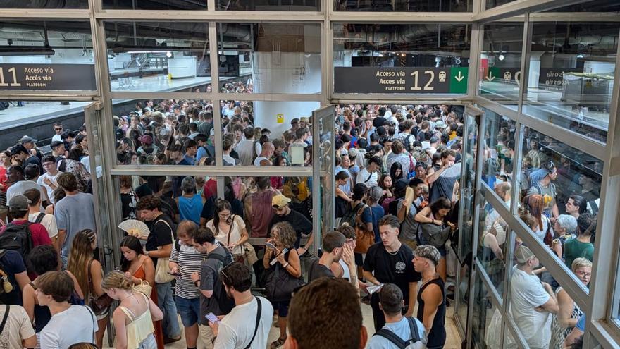 Renfe justifica el caos de Tarragona després de l’eclipsi en la falta de trens