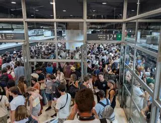 Renfe justifica el caos de Tarragona després de l’eclipsi en la falta de trens