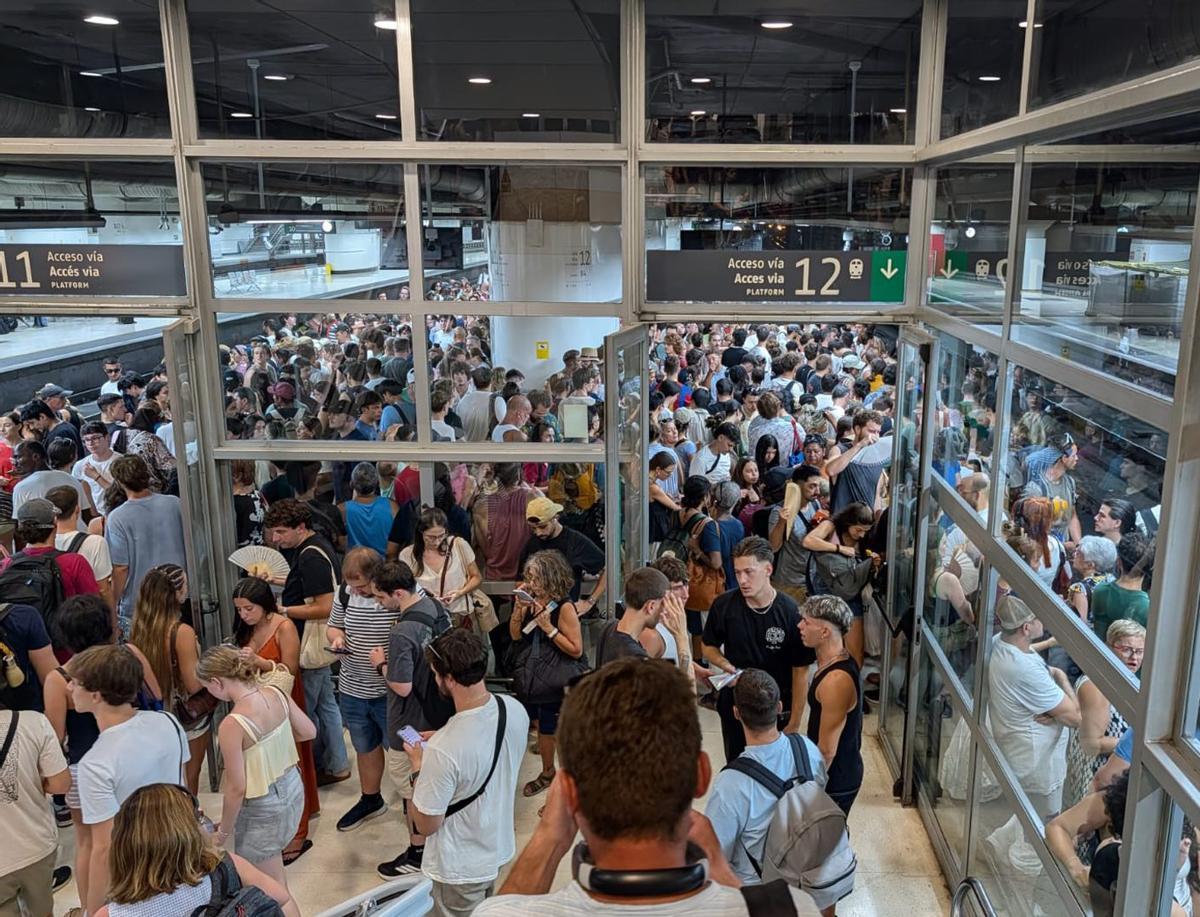 Renfe justifica el caos de Tarragona després de l’eclipsi en la falta de trens